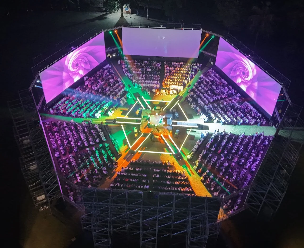 Six screens in a hexagon, and the show changes with your seat
