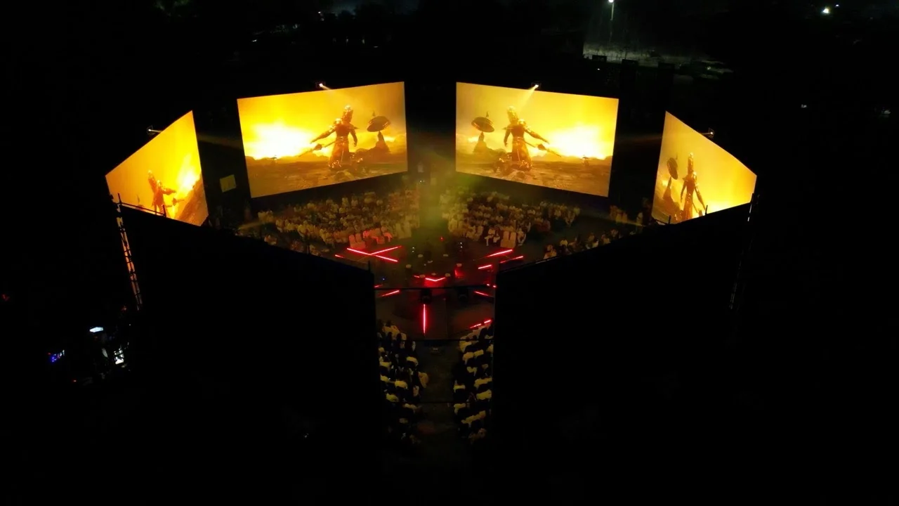 Six screens in a hexagon, and the show changes with your seat